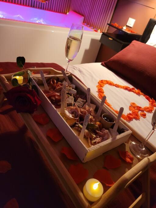 Nuit D'Evasion Love Room Avec Baignoire Balneotherapie Toulon Bagian luar foto